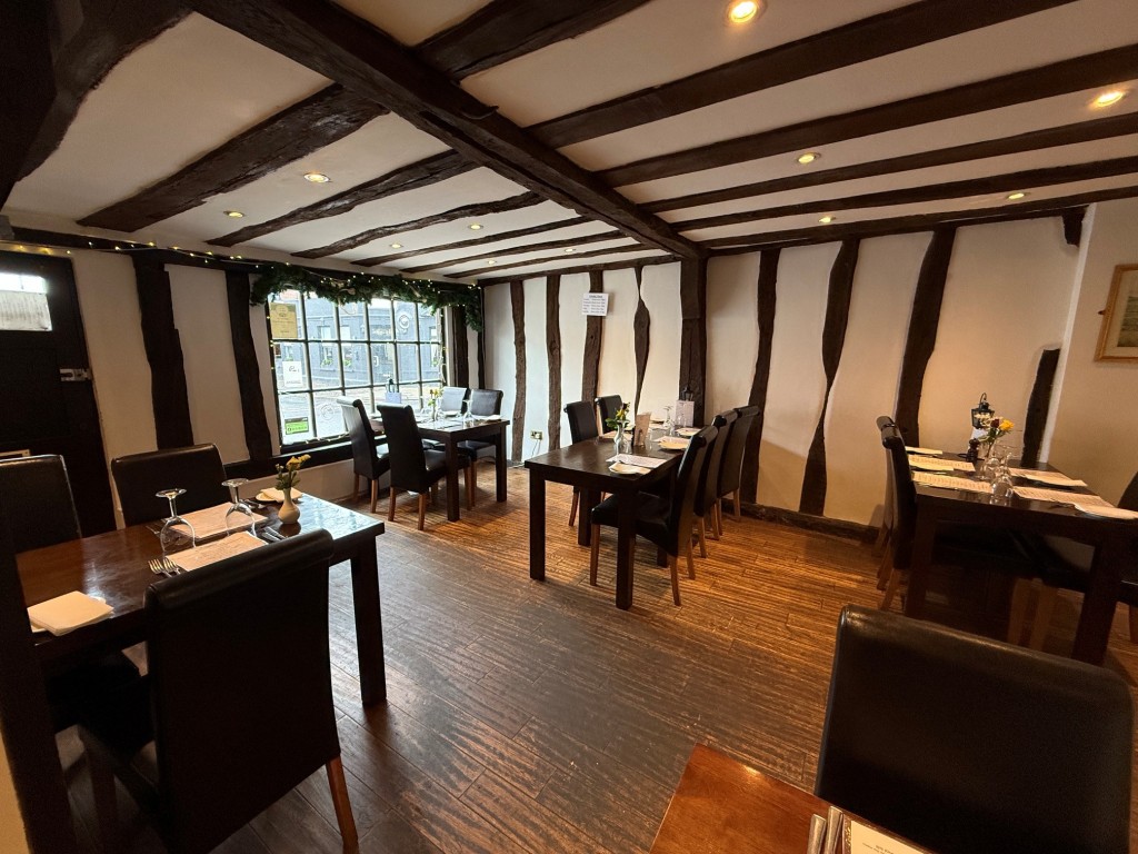 Lot: 69 - RESTAURANT PREMISES IN MALDON HIGH STREET WITH TWO BEDROOM FLAT ABOVE - The restaurant has 40 covers